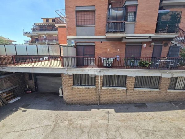 negozio in affitto a Roma in zona Casal Morena