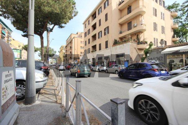locale commerciale in affitto a Roma in zona Appio Latino