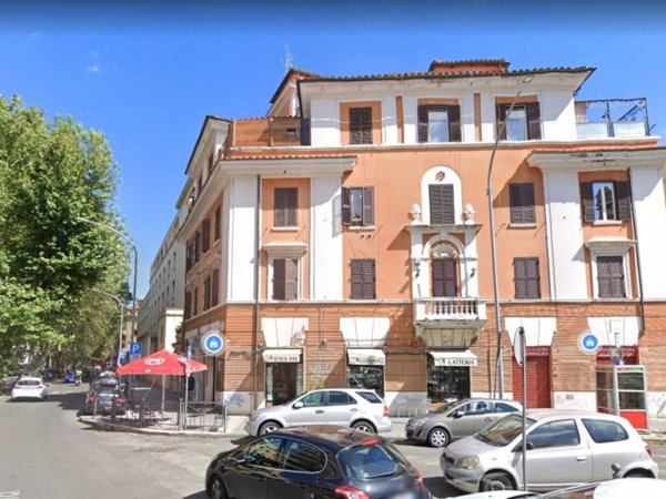 negozio in affitto a Roma in zona Tuscolano