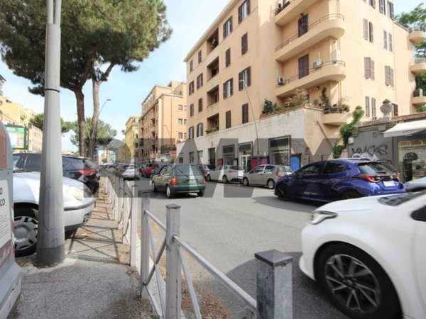 negozio in affitto a Roma in zona Appio Latino