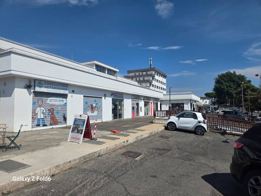 negozio in affitto a Roma in zona Axa