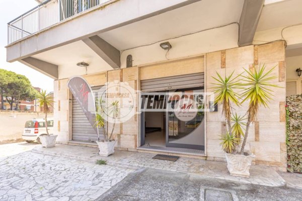 negozio in affitto a Roma in zona Torre Maura