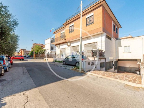 negozio in affitto a Roma in zona Finocchio