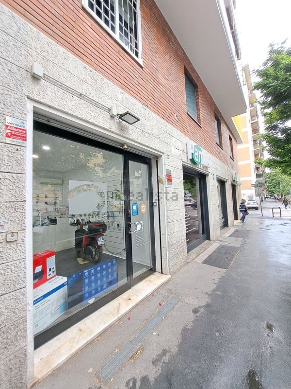 locale commerciale in affitto a Roma in zona Portuense