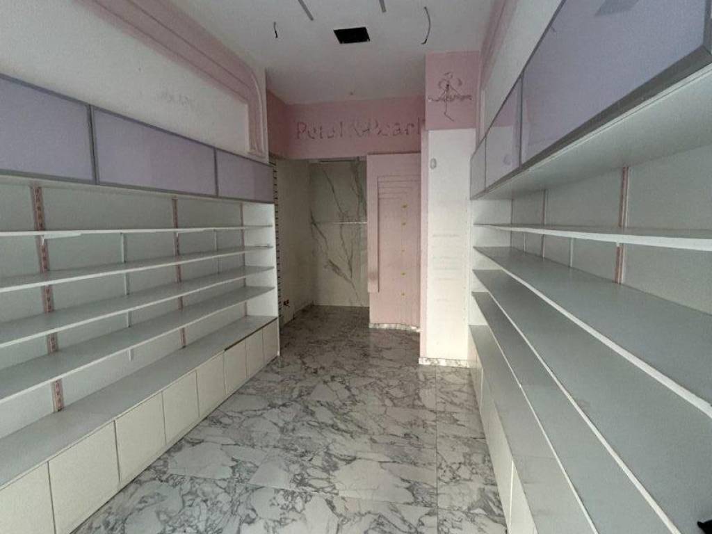negozio in affitto a Roma in zona Appio Claudio