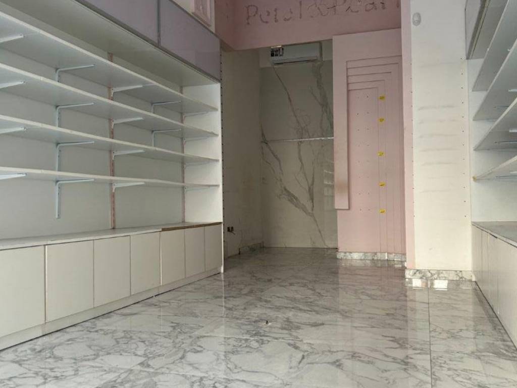 negozio in affitto a Roma in zona Appio Claudio