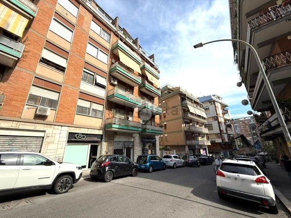 locale commerciale in affitto a Roma