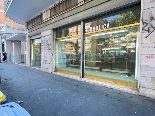 negozio in affitto a Roma in zona Appio Claudio