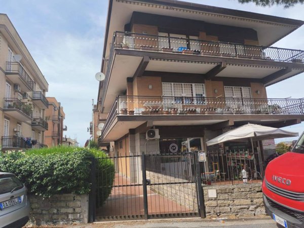 negozio in affitto a Roma in zona Tomba di Nerone