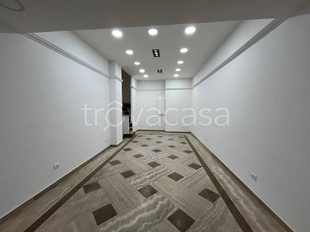 negozio in affitto a Roma in zona Appio Latino