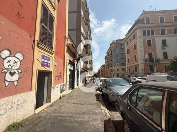 negozio in affitto a Roma in zona Tuscolano