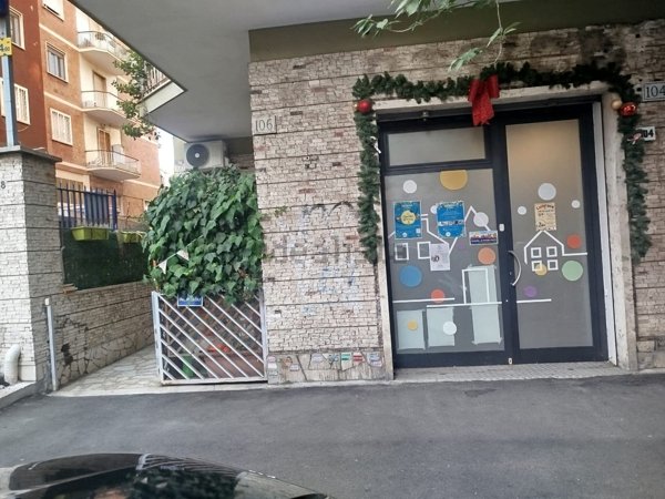 locale commerciale in affitto a Roma in zona Appio Latino