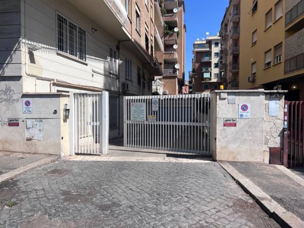 negozio in affitto a Roma in zona Appio Latino