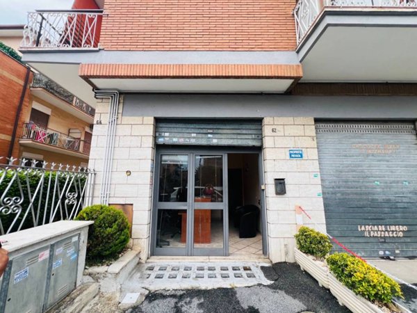 negozio in affitto a Roma in zona Torre Angela