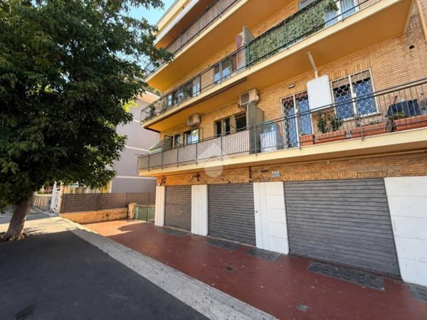 negozio in affitto a Roma in zona Torrevecchia
