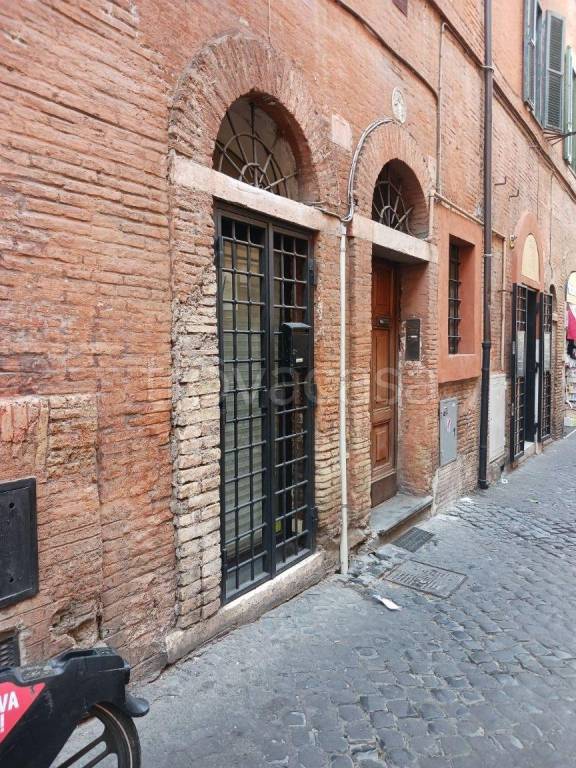 negozio in affitto a Roma in zona Rione Borgo