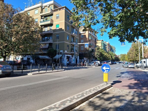 locale commerciale in affitto a Roma in zona Appio Claudio