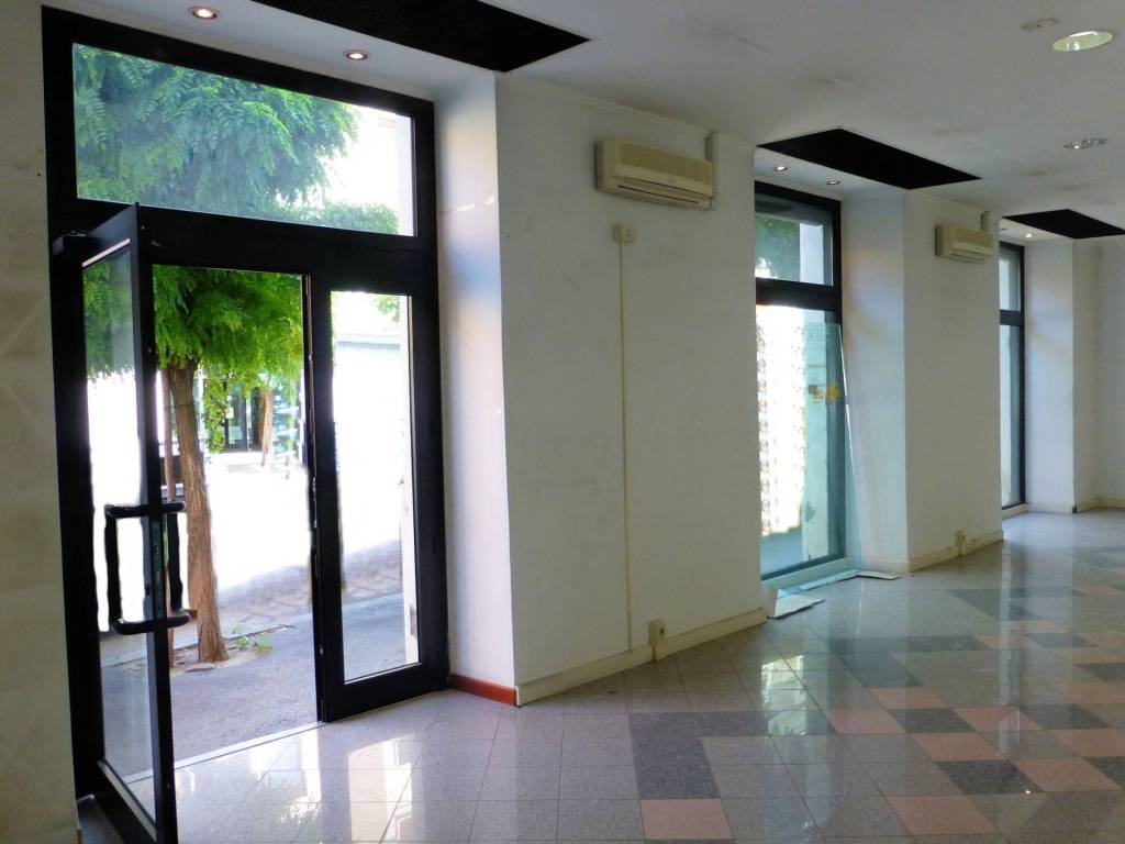negozio in affitto a Roma in zona Appio Latino