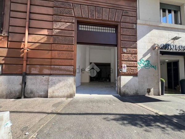 locale commerciale in affitto a Roma in zona Tuscolano