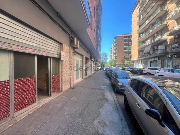 locale commerciale in affitto a Roma in zona Tuscolano