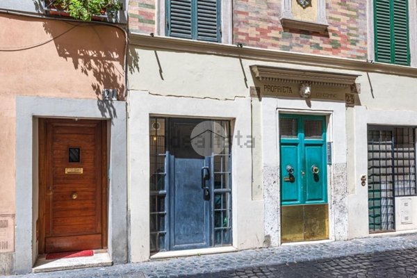 locale commerciale in affitto a Roma in zona Rione Borgo