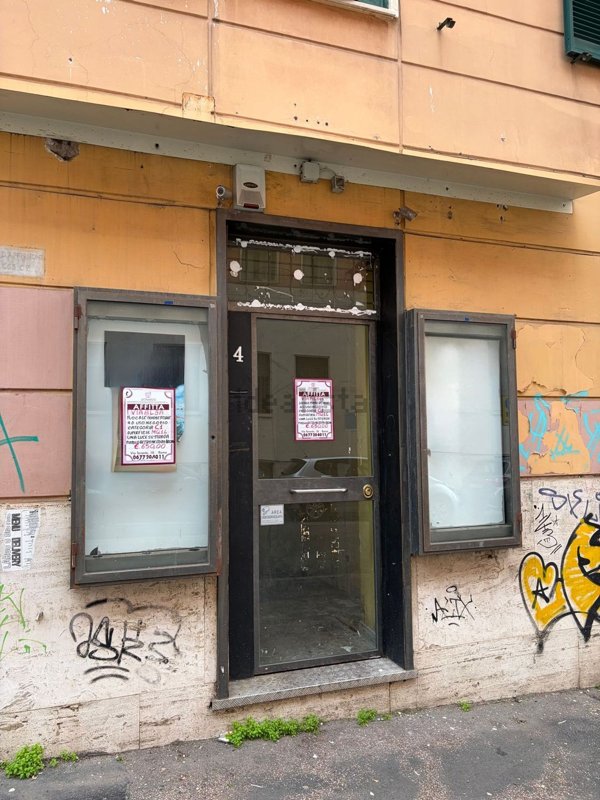 locale commerciale in affitto a Roma in zona Tuscolano