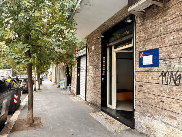 locale commerciale in affitto a Roma in zona Tuscolano