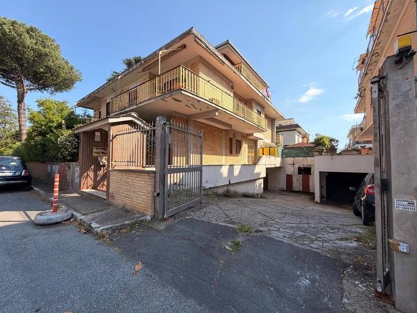 box auto in affitto a Roma in zona Romanina