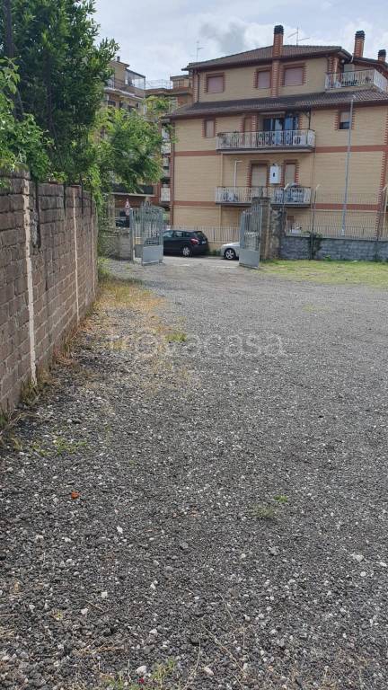 box auto in affitto a Roma in zona Torre Angela