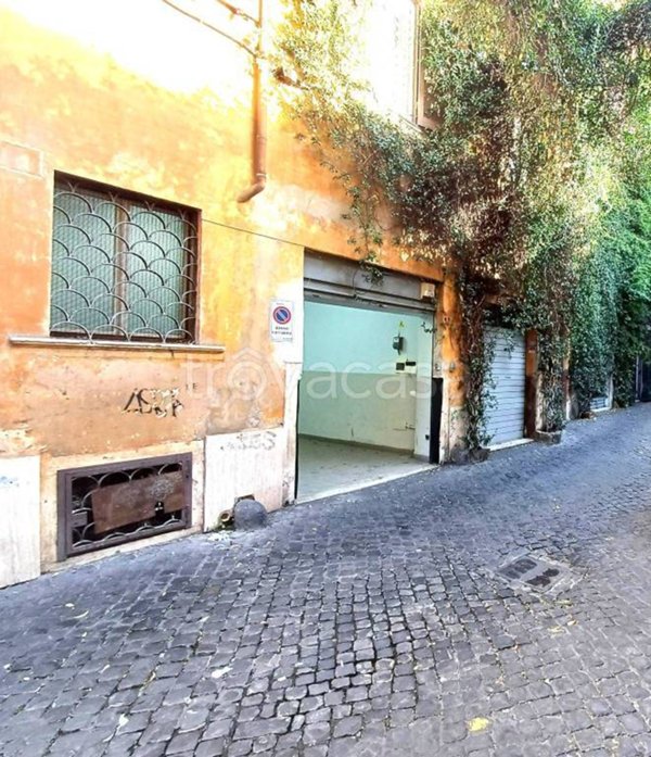 box auto in affitto a Roma in zona Trevi-Colonna
