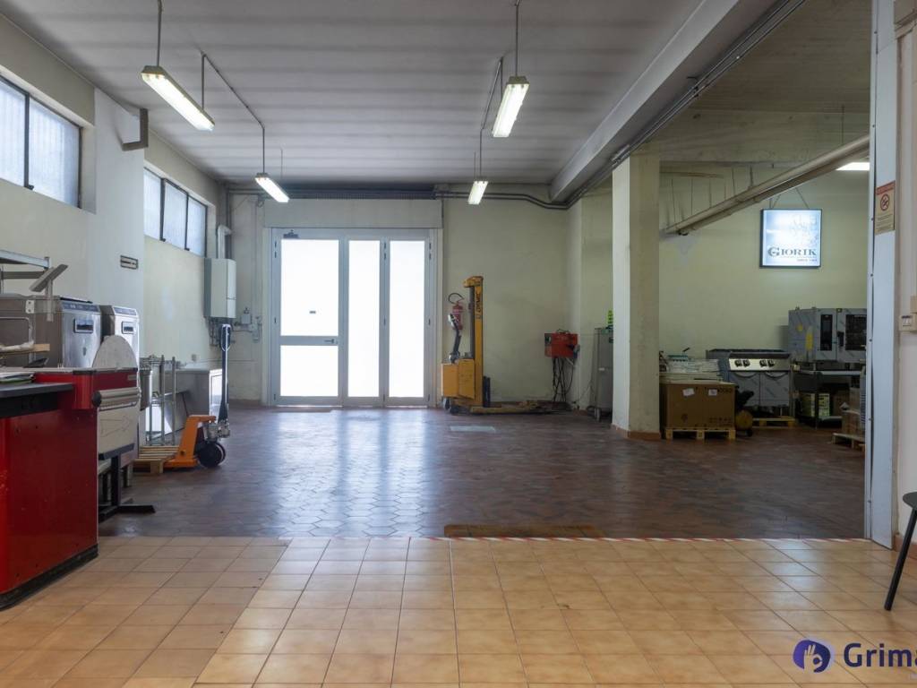 locale commerciale in affitto a Roma in zona Giuliano Dalmata