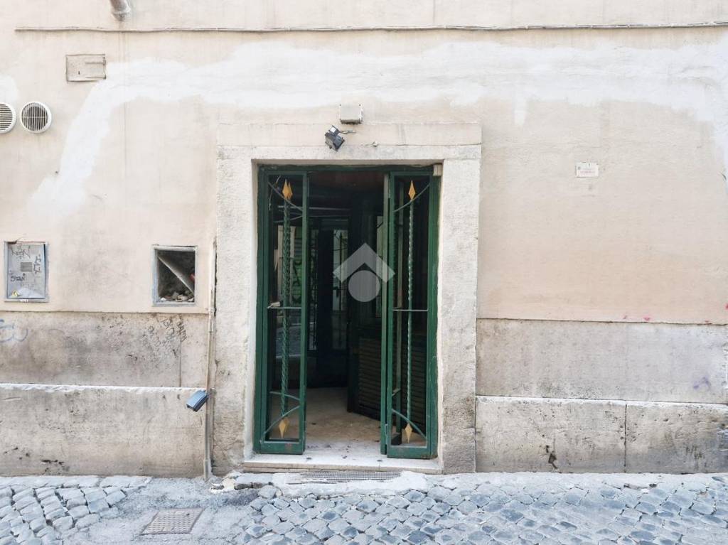 locale commerciale in affitto a Roma in zona Rione Regola