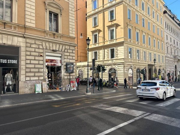 negozio in affitto a Roma in zona Rione Monti/Campitelli