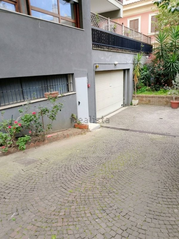 box auto in affitto a Roma in zona Trieste