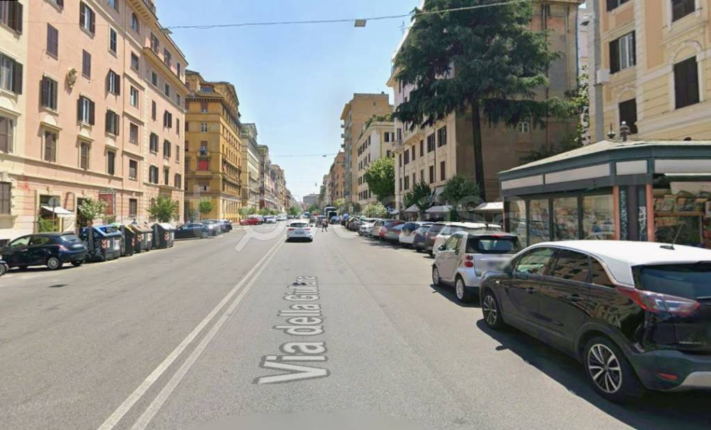 negozio in affitto a Roma in zona Rione Prati
