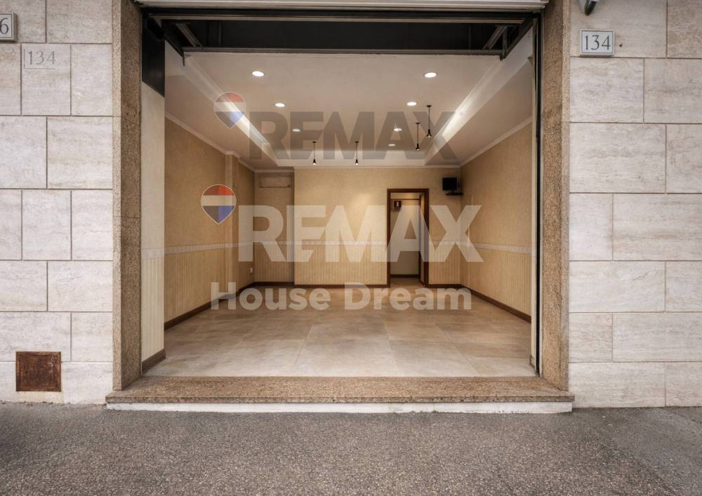 locale commerciale in affitto a Roma in zona Appio Claudio