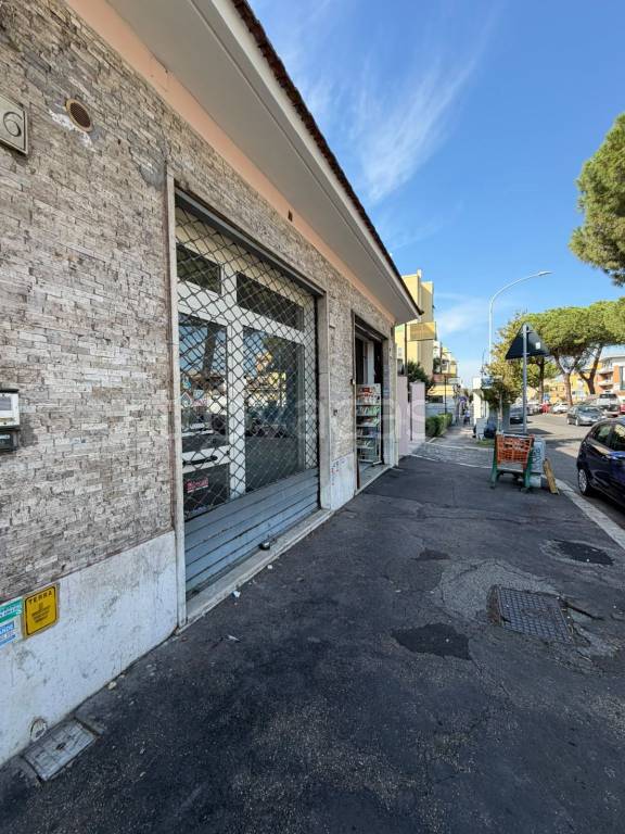 locale commerciale in affitto a Roma