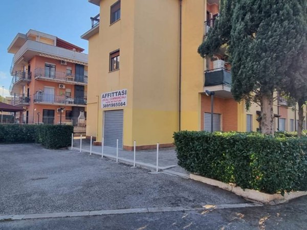 negozio in affitto a Tivoli in zona Favale