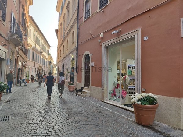 locale commerciale in affitto a Tivoli