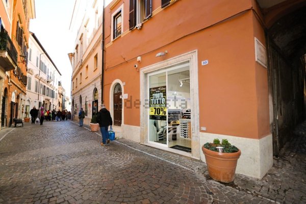 locale commerciale in affitto a Tivoli