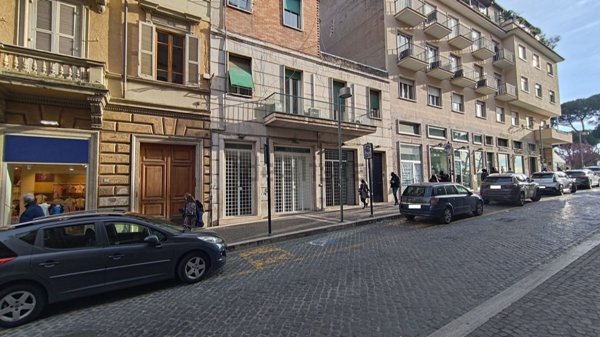 locale commerciale in affitto a Tivoli