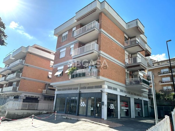 locale commerciale in affitto a Velletri