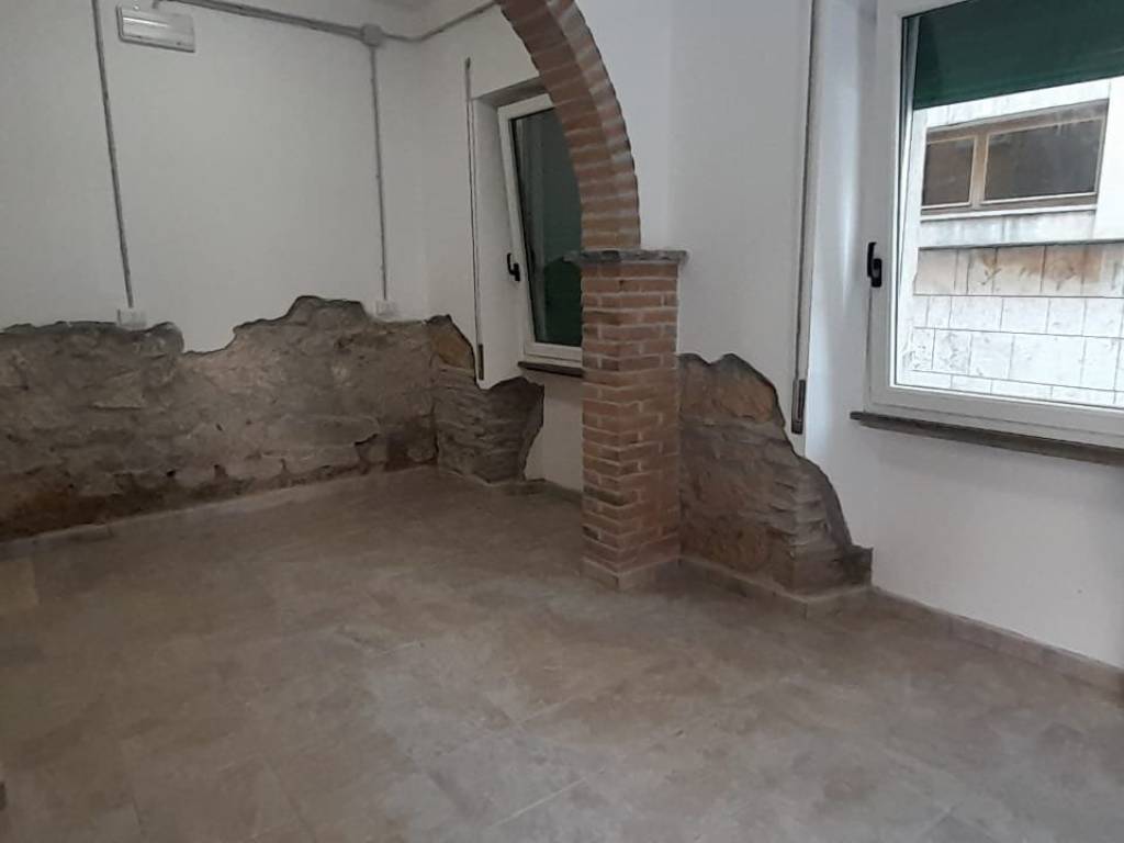negozio in affitto a Velletri