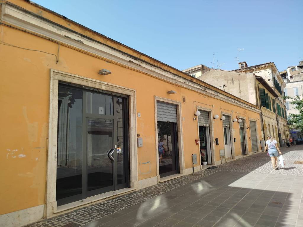 negozio in affitto a Velletri