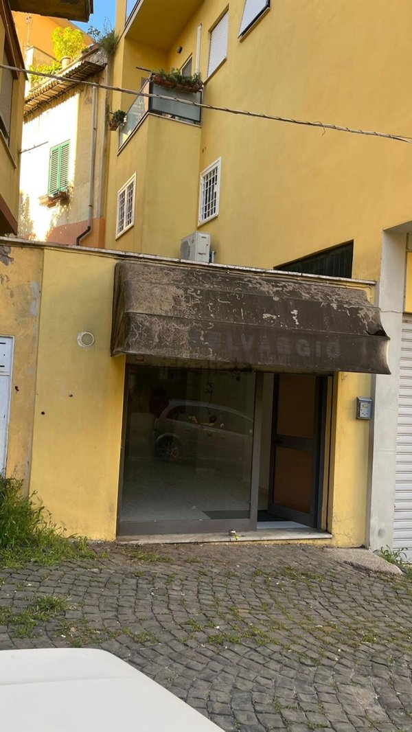 locale commerciale in affitto a Velletri