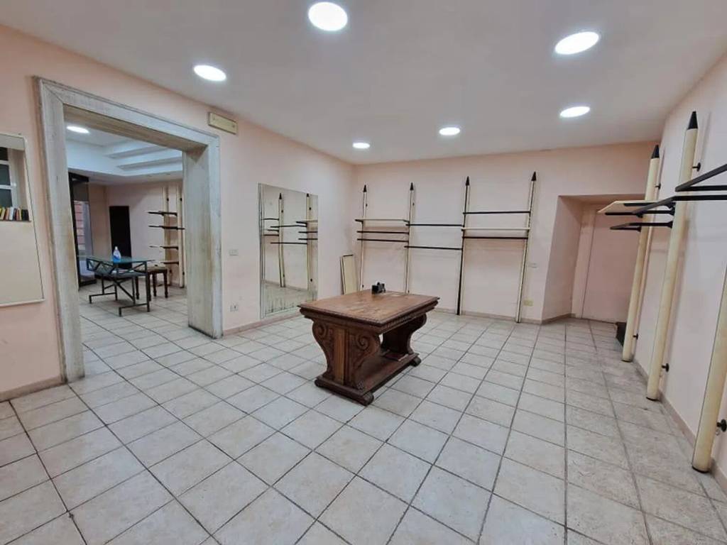 negozio in affitto a Velletri