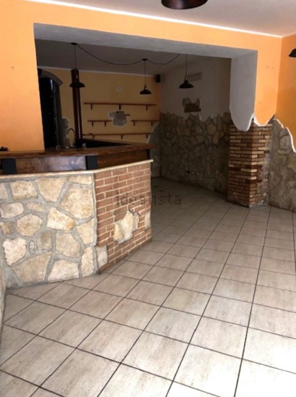 locale commerciale in affitto a Velletri