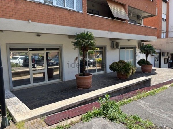 locale commerciale in affitto a Velletri