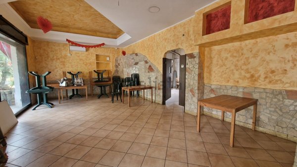 locale commerciale in affitto a Velletri