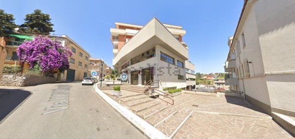 locale commerciale in affitto a Velletri